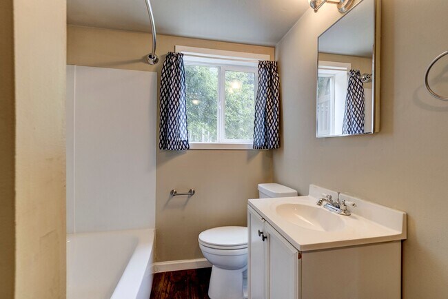 Building Photo - Spacious 4 Bed 2 Bath Home