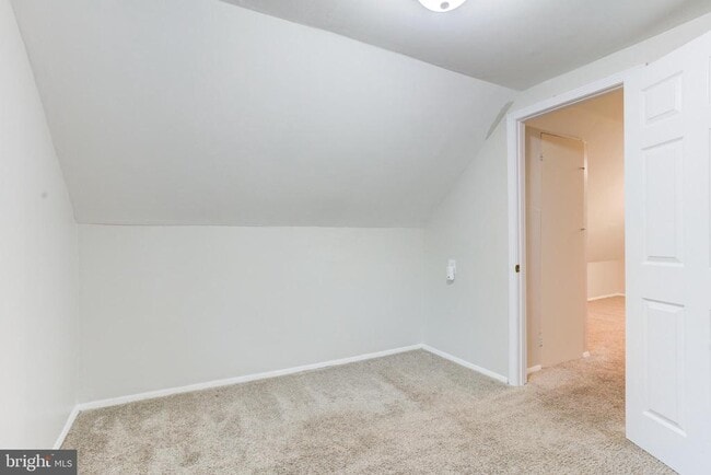 Building Photo - 121 Cabbel Dr