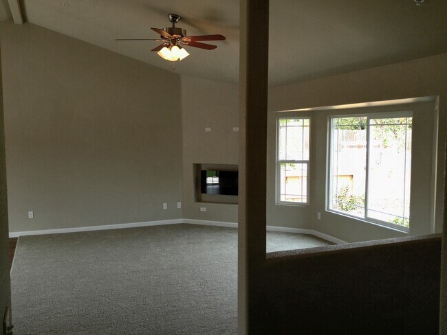 Building Photo - 3 Bedroom Home for Rent in South Redding CA | RV Parking, Garage, Fenced Yard