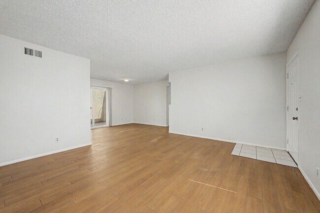 Building Photo - Remodeled 2 bedroom 2 bathroom
