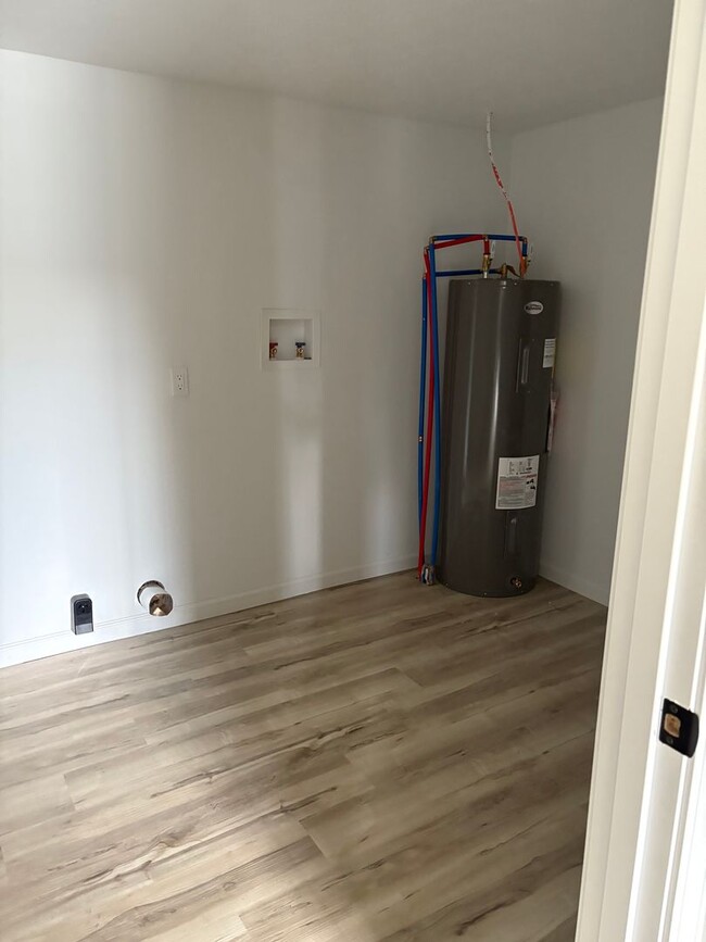 Building Photo - Newly Remodeled Charming 3bd2br Home!!