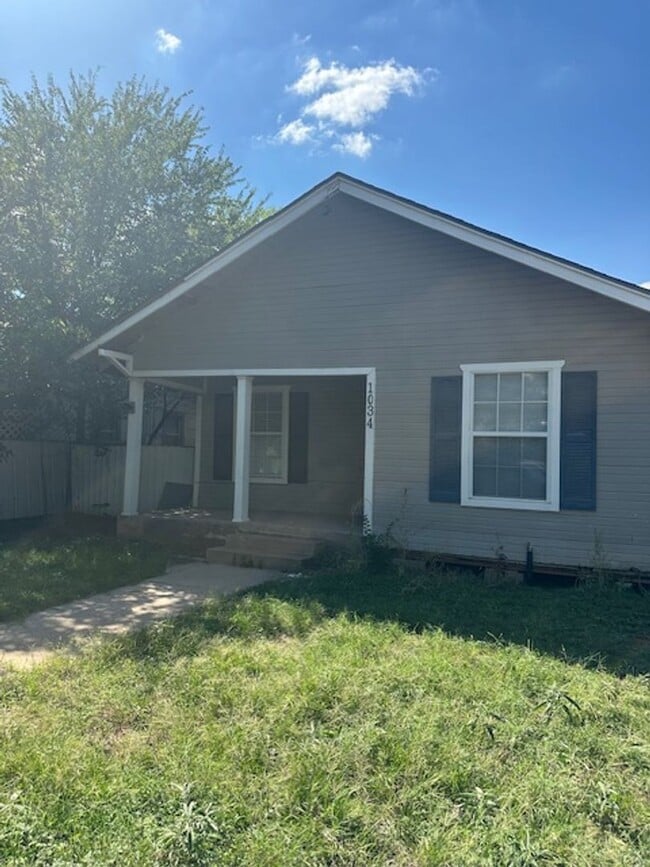 Building Photo - 1034 Vine St