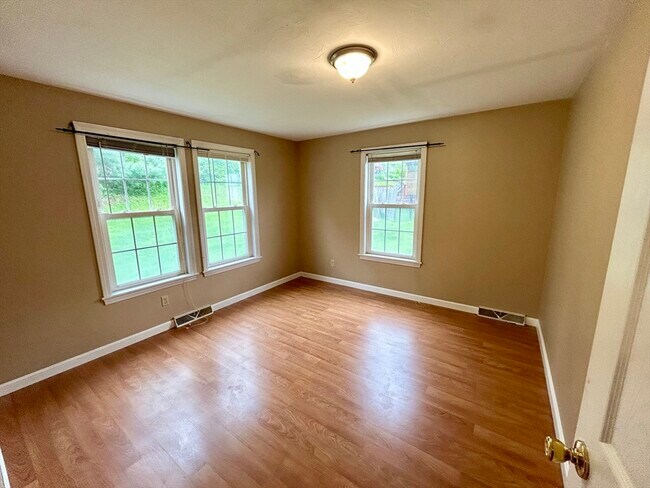 Building Photo - 35 Fox Meadow Dr