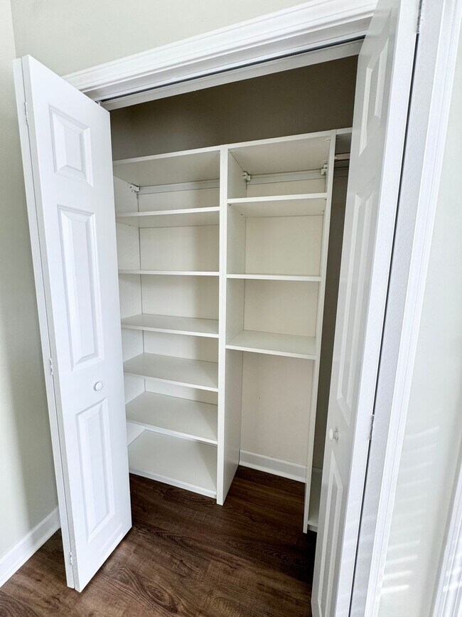 Building Photo - ELITE Townhome on Market Common! Move in ready! Make it YOURS for the Holidays!