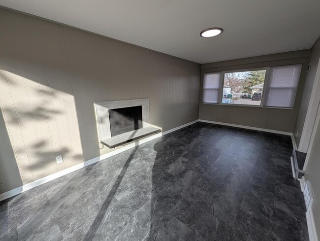 Building Photo - House on Hedge