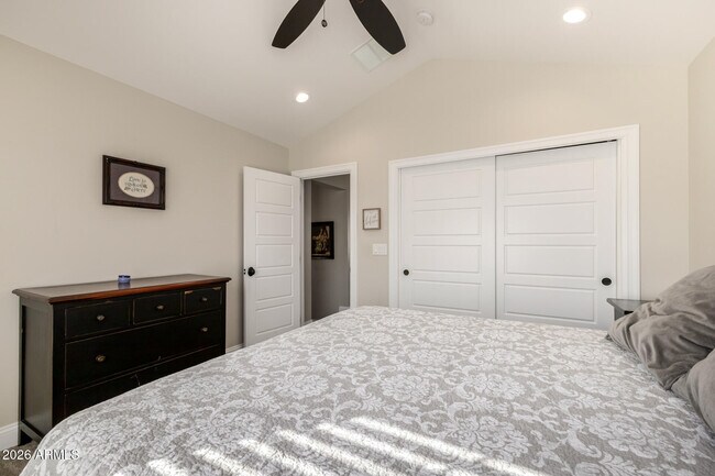 Building Photo - 2013 E Mallory St