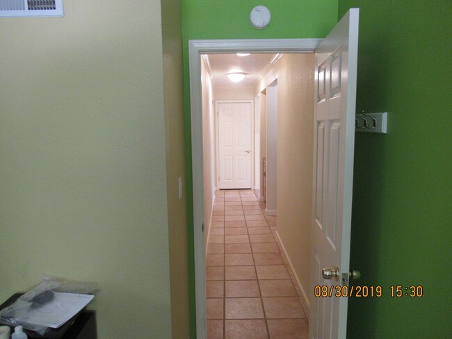 Building Photo - AVAILABLE JULY - 3 Bedroom Home in Beautif...