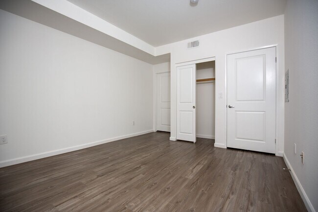 Interior Photo - Cahuenga Place - 3400 Cahuenga Blvd West