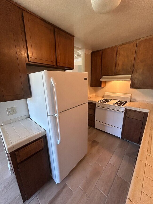 Building Photo - Spacious, open and updated 1 bedroom 1 bat...