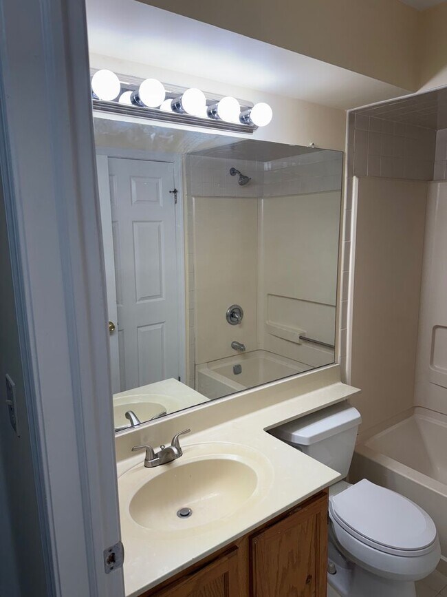Building Photo - 414 Waterford Dr