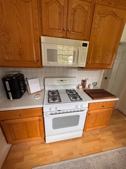 Kitchen - Range & Microwave - 111 Matoaka Ct