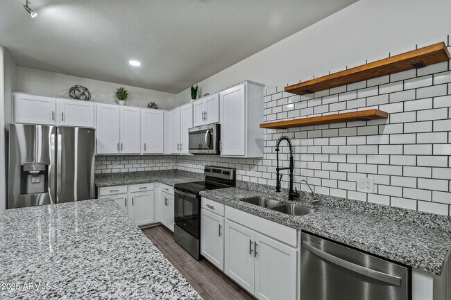 Building Photo - 21582 W Cocopah St
