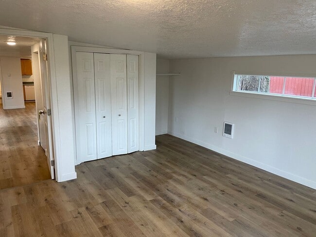 Building Photo - 2 Bed / 1 Bath House in Quiet West Salem Hills!!!