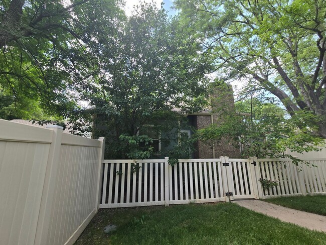 Building Photo - 3B/3B in The Shores with Finished Basement and 2 Car Garage!