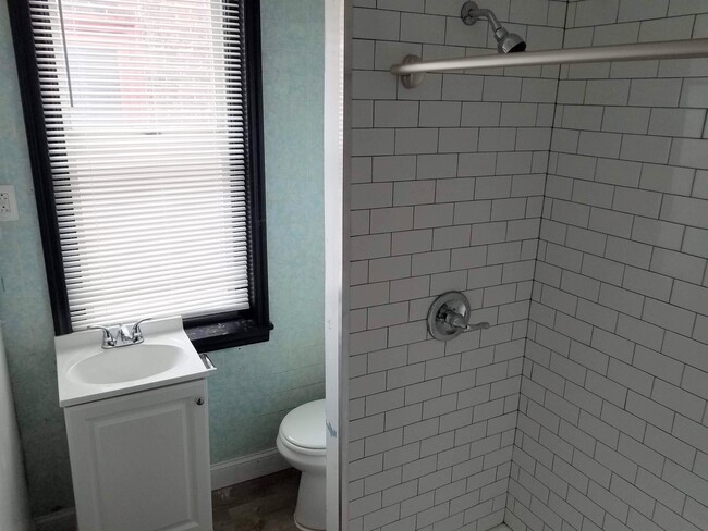 Building Photo - Private room for rent in an all-female sha...