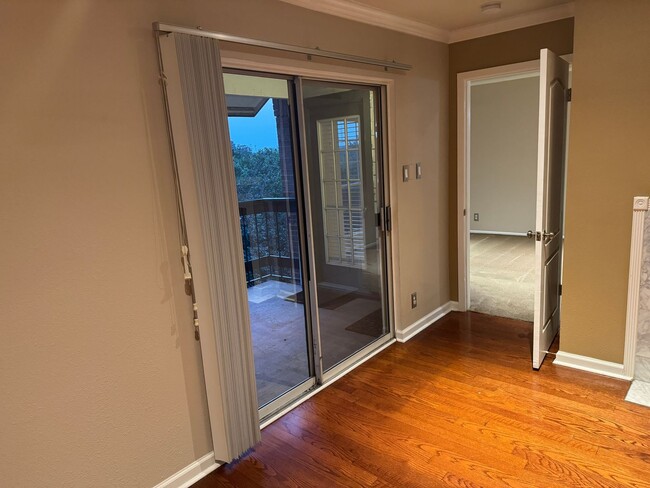 Building Photo - Great location off Blanco near Wurzbach and West Ave | 2 Bedroom | 2 Bath | Top Floor