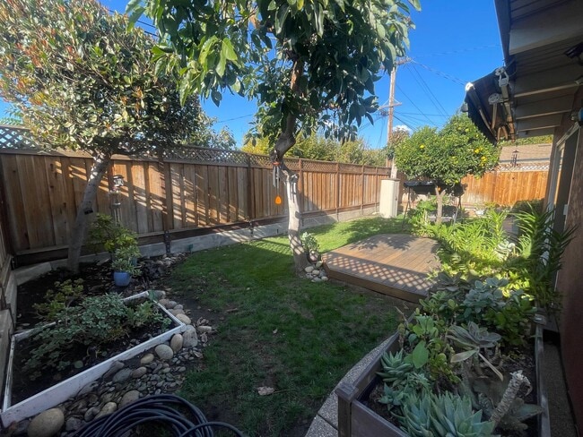 Building Photo - SAN JOSE - Beautifully Maintained 2/1 Sing...