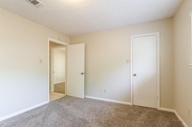 Building Photo - 25202 Tuckahoe Ln