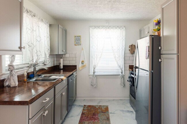 Building Photo - 145 Midway St