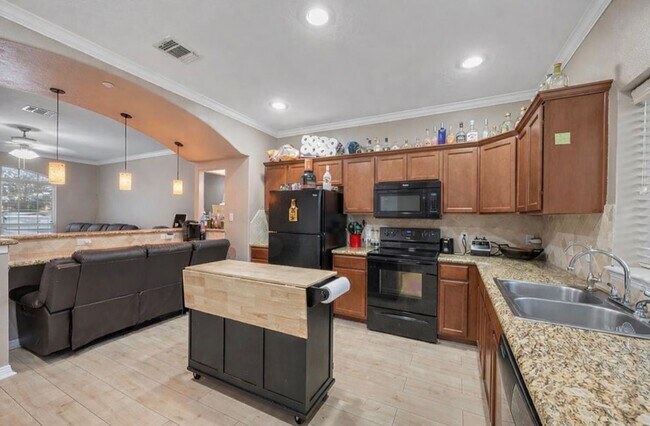 Building Photo - Available for SHORT TERM or 1 yr