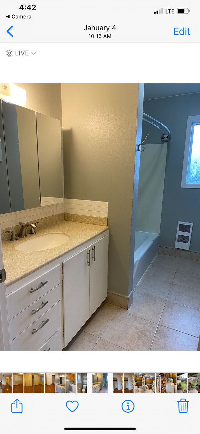 Building Photo - 749 NE 20th Pl