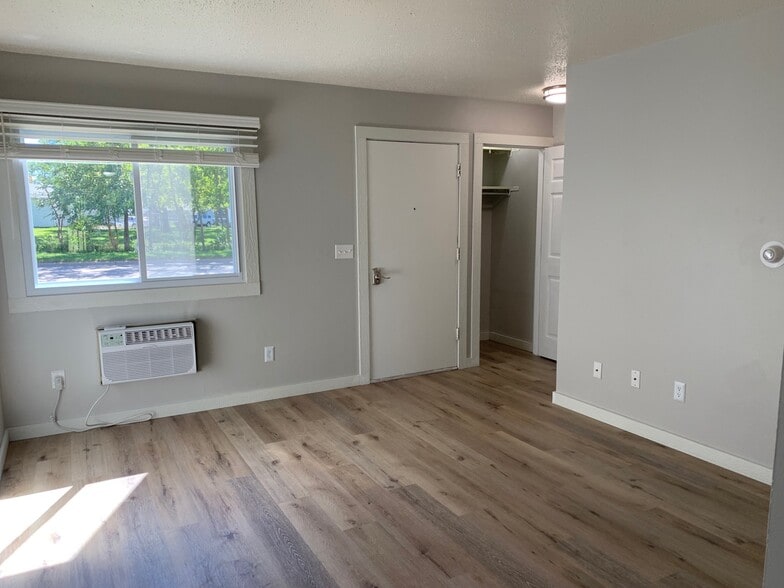 Living room - Riverside Apartments and Townhomes