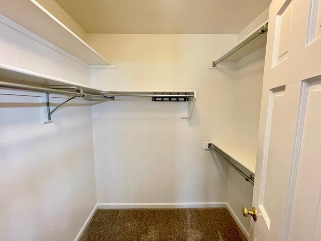 Building Photo - Beautifully Updated 3-Bed, 3-Bath Townhome...