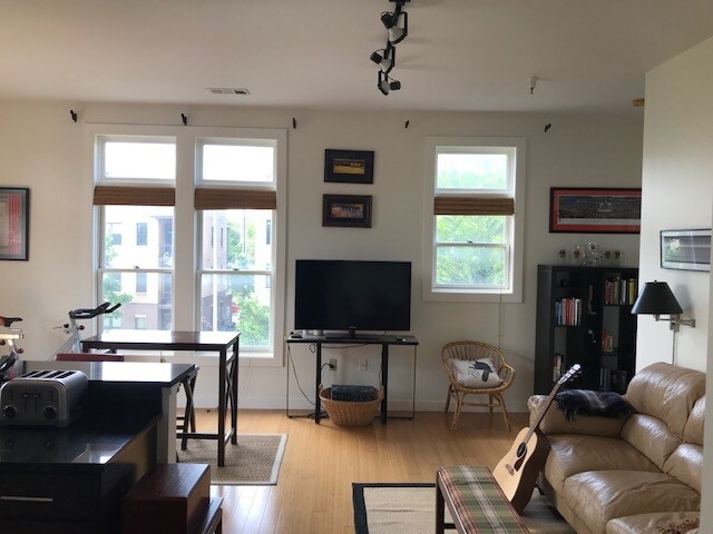 Building Photo - 1706 18th Ave S