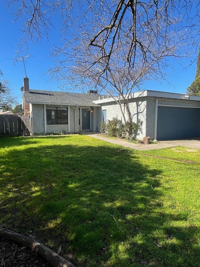 Building Photo - Beautiful Home tucked in a quiet Cul-de-sac