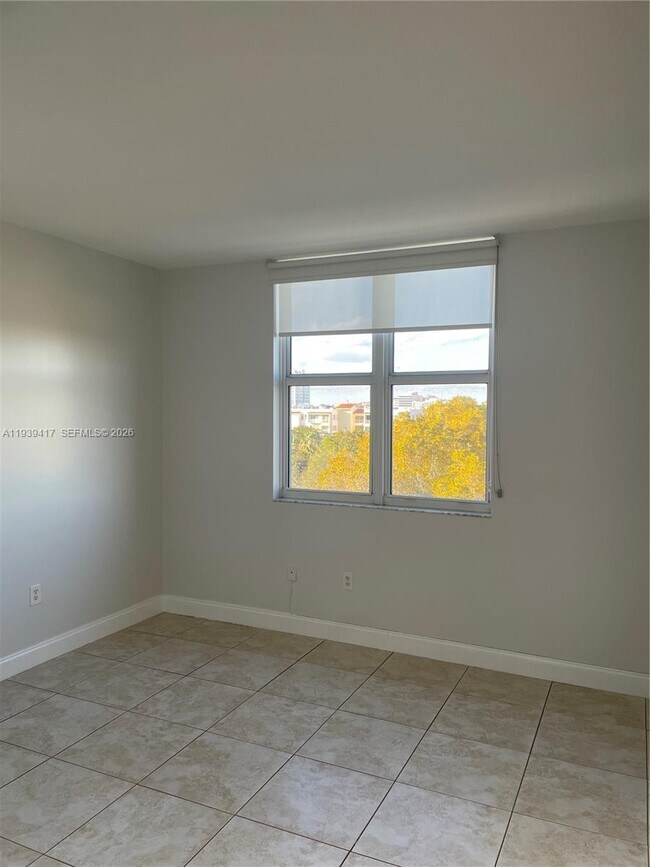 Building Photo - 2030 Douglas Rd