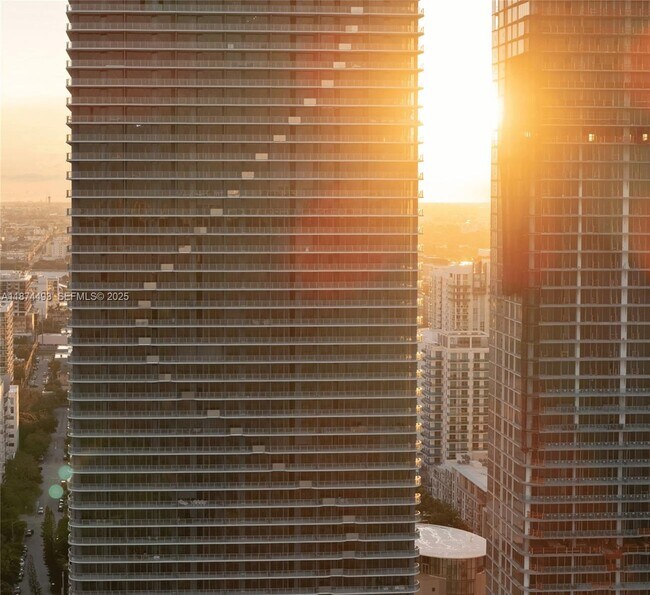 Building Photo - 700 NE 24th St