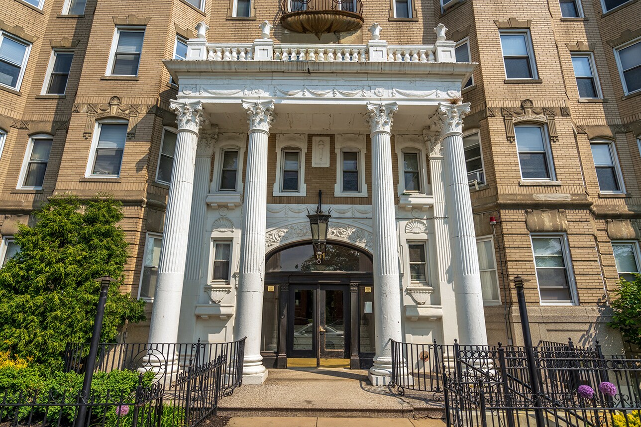 Building Photo - 131 Park Dr