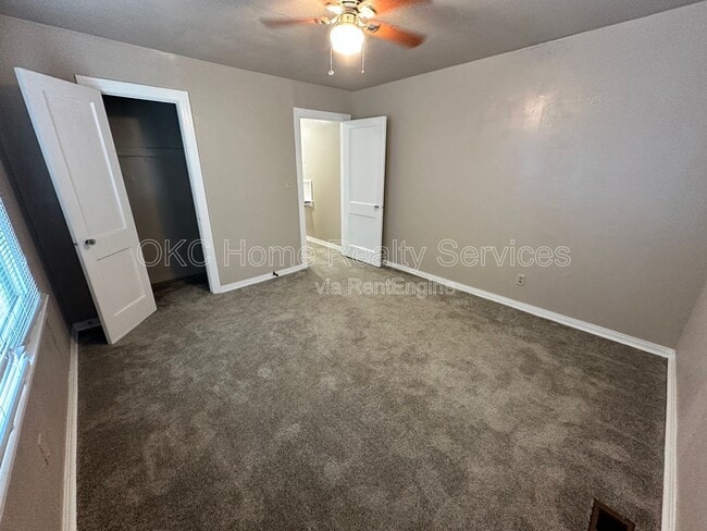 Building Photo - 1216 NE 42nd St