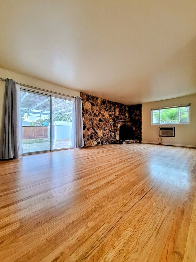 Building Photo - Charming Single Story 3bd House with Large Yard!