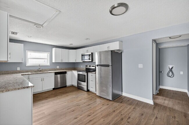 Building Photo - Location, Location, location! Large 3 Bedroom, 2 Bathroom Home for rent. This home has recently b...