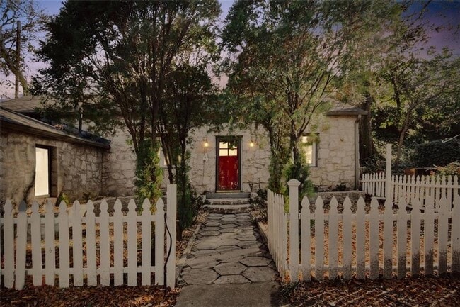 Building Photo - 653 Somerset Terrace NE