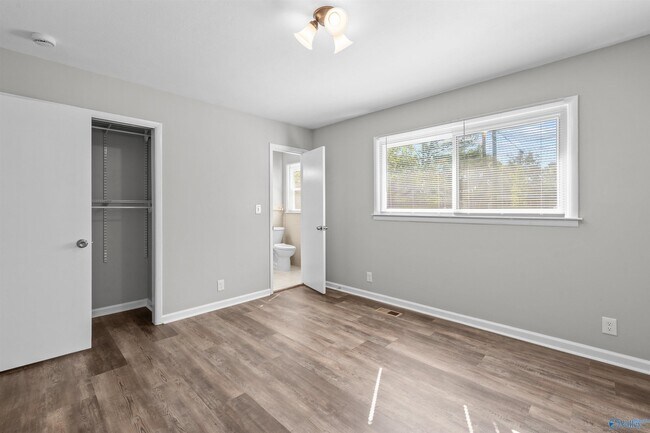 Building Photo - 1007 Heard Ct SE