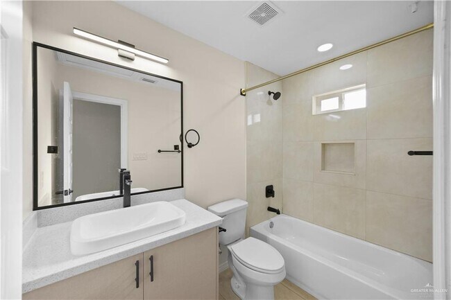 Building Photo - 16 San Pascual St