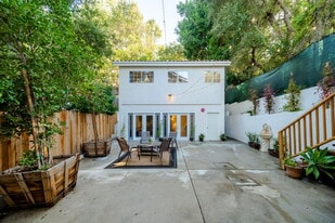 Building Photo - 8968 Wonderland Ave