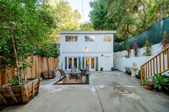 Building Photo - 8968 Wonderland Ave