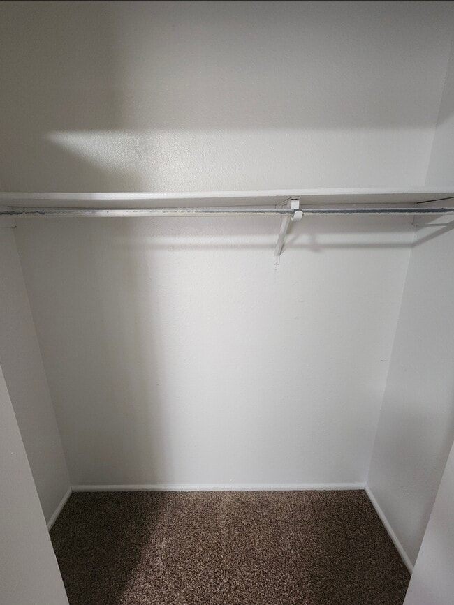 Building Photo - 3 bed 2 bath home