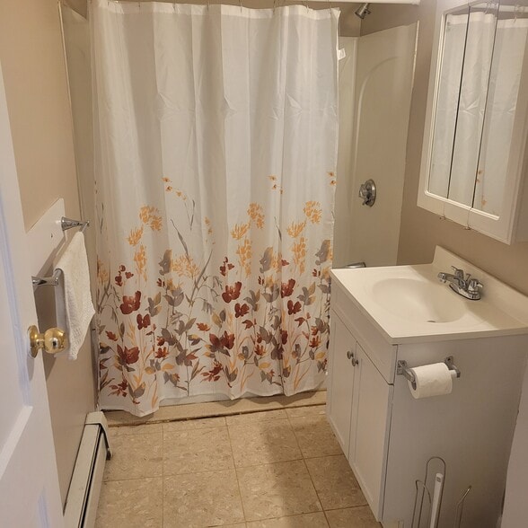 Full Bathroom - 50 Airlie St