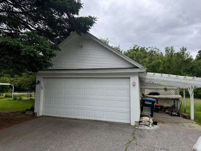Building Photo - 4 Bedroom just minutes to Dartmouth