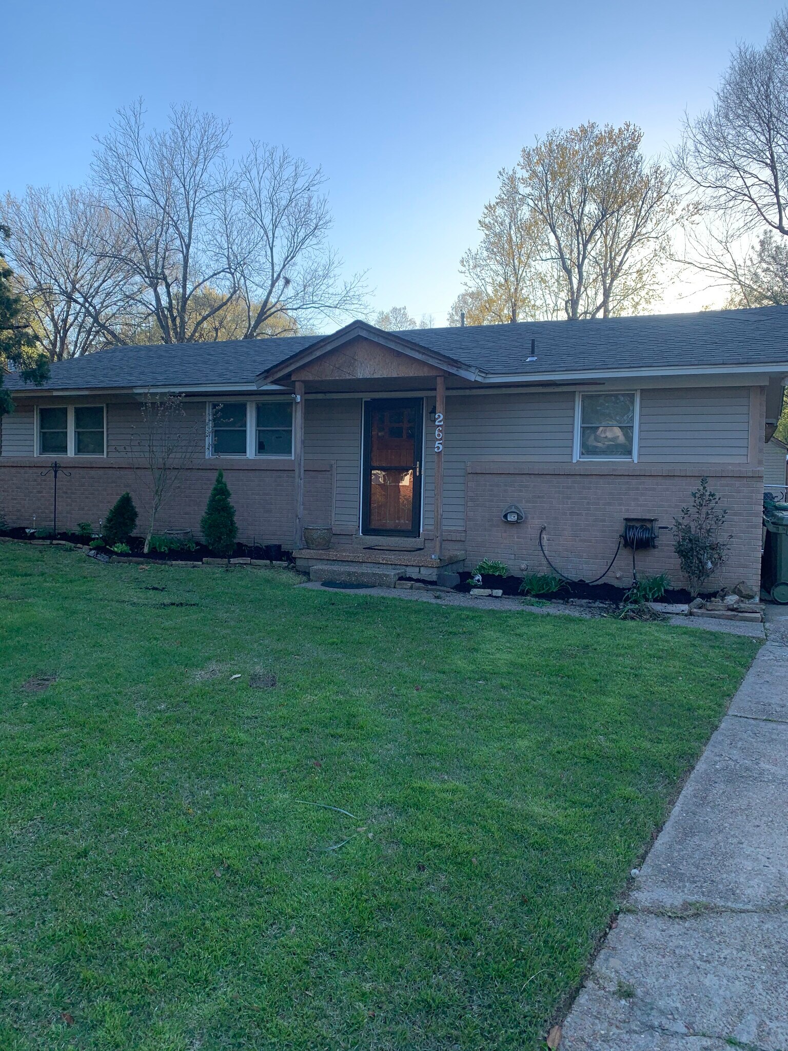 Building Photo - 265 Melita Rd