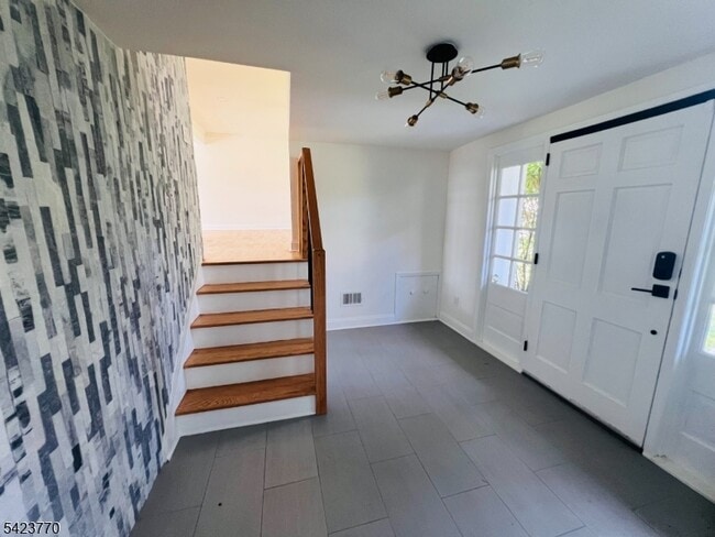 Building Photo - 27 Meadowview Rd