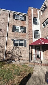 Building Photo - 66-04 Grand Central Pkwy