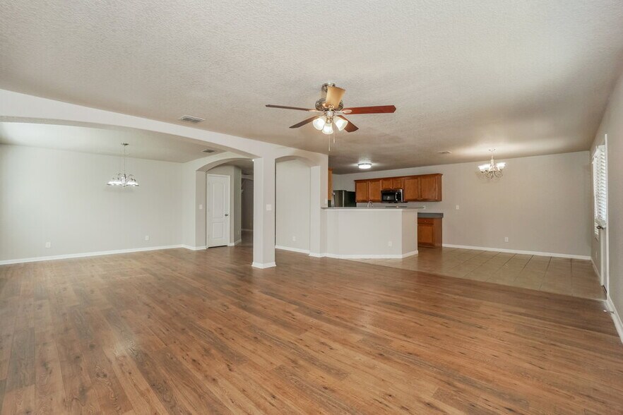 Building Photo - 10319 Royal Estate