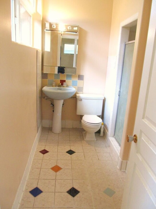 Building Photo - Awesome 3 Bedroom Holladay ground floor un...