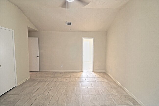 Building Photo - 7603 Loro Linda Dr