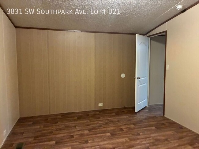 Building Photo - 3831 SW South Park Ave
